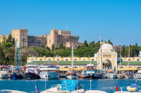 Puteti participa la excursia de jumatate de zi: Turul medieval – Acropolele din Lindos si cetatea cavalerilor din Rodos.