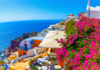 Inegalabil de romantica, Santorini este spectaculoasa si unica fiind formata din resturile unui crater vulcanic.