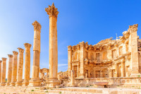 Continuam cu vizitarea orasului antic Jerash – unde primele asezari omenesti au fost datate cu mai mult de 6500 de ani in urma.