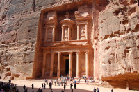 Cea mai mare comoara nationala a Iordaniei, Petra, este unul dintre site-urile Patrimoniului Mondial UNESCO cu 2.000 de ani de istorie si 800 de monumente inca in picioare.