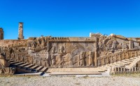 Ajungem in Persepolis, un important exemplu de civilizatie antica din Orientul apropiat si Mijlociu. A fost capitala antica cu rol ceremonial a Imperiulului Ahemenid, cea de-a doua dinastie iraniana. Fondata de Darius I cel Mare (circa 522â€”486 i.Hr.)