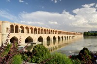 Impresionati o sa fim si de podurile care traverseaza raul Zayandeh, cel mai faimos fiind Si-o-Seh cu o lungime de 295 metri si o latime de 13.75 metri.