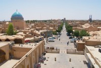 Ne indreptam catre Yazd, centrul cultural al civilizatiei Zoroastriane (magicianism, religie filosofica din antichitate). Situat intr-o oaza la punctul de intalnire al deserturilor Dasht e-Kavir si Dasht e-lut, inconjurat de trei munti.