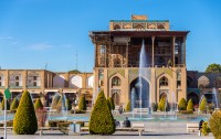 este considerata ca fiind una dintre cele mai frumoase din lume sustinuta fiind si de arhitectura speciala a monumentelor, precum Palatul Ali Qapu,