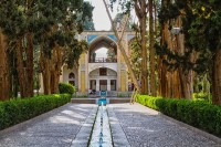 Aici o sa vizitam Gradina Fin, care cu numeroasele sale fantani, piscine si copaci antici, este una dintre cele mai faimoase si frumoase gradini ale Iranului.