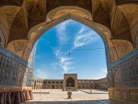 Ne deplasam catre capatul nordic al bazarului si ajungem in cartierele vechi unde se afla unul dintre cele mai importante, vechi si faimoase monumente din Orientul Mijlociu - Moscheea Jameh.