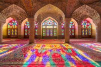 Aici vizitam Moscheea Nasir-ol-Molk cunoscuta in lume ca Moscheea Roz. Un mix magic de lumina si culoare ! Aici creativitatea pluteste peste tot in aer.