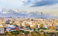 Suntem in Teheran, capitala vibranta a Iranului, oras locuit inca din Sec al XII-lea, gazda a numeroase moschee, temple si biserici.
