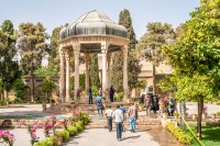 Ca un gest de bun ramas vom vizita Mausoleul Hafez, dedicat poetului Hafez, venerat si popular in randul iranienilor, care considera obligatoriu ca in casa pe langa Coran fiecare iranian sa aiba si o carte scrisa de Hafez.