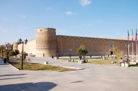 Dupa, ne indreptam catre cetatea Karim Khan Zand care domina centrul orasului cu ale sale patru turnuri circulare.