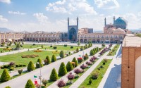 Fosta capitala a imperiului Safavid impresioneaza cu moschei magnifice, palate, comori de arta, domuri turcoaz si maiestuoasa Piata Naghsh-e Jahan, inclusa in Patrimoniu Mondial UNESCO. Acesta piata, numita si Piata Imam,