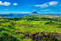 Astazi vom face o excursie de 1 zi in Parcul National Connemara. Situat la marginea Europei, pe coasta de vest a Irlandei, Connemara este considerat „taramul de smarald”.