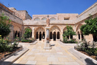 Dimineata, vom explora Bethlehem, locul de nastere al lui Iisus unde vizitam Biserica Nasterii, campul Pastorilor unde au vazut ingerii ce au anuntat nasterea Mantuitorului.