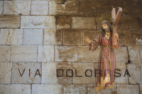 vom parcurge pe jos Via Dolorosa cu cele 14 Staţii in care s-a oprit Isus pe Drumul Crucii, pana la Golgota