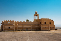 Vom ajunge la Qasr el-Yahud, „qasrˮ însemnând „castelˮ iar „el yahudˮ - „al evreilorˮ  considerat a fi locul original al botezului din Pustia Iudeii.