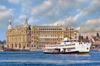 De-a lungul malurilor Bosforului veti putea admira numeroase monumente istorice precum Fortareata Europei, Fortareata Asiei, Palatul Beylerbey, Palatul Dolmabahce, etc.