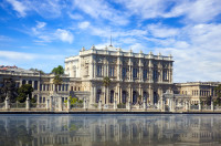 Vom vizita Palatul Dolmabahce–cel mai mare palat din Turcia, resedinta ultimilor conducatori ai Imperiului Otoman si a primului presedinte al Republicii Turce – Ataturk.