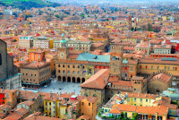 Vom incepe vizitele din Bologna - una dintre cele mai “delicioase” destinatii ale Italiei.