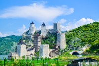 vom intra in Serbia vom face o oprire la Cetatea Golubac, o fortareata medievala situata pe malul drept al Dunarii