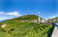 Ne vom indrepta catre Valdobbiadene, o comuna situata in regiunea Veneto din Italia, renumita ca fiind una dintre zonele de productie de top pentru Prosecco.