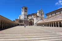 Prima oprire o vom face in orasul sfant Assisi, unde vom face un popas la Bazilica Sf. Francisc