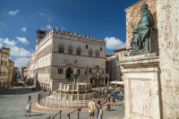 Vom ajunge in Piazza IV Novembre unde vom admira Fontana Maggiore, Domul si Cappella del Sant’Anello