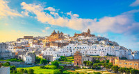 De la albastrul marii trecem la albul caselor din Ostuni–la dama Bianca della Puglia –unul din cel mai renumite centre turistice din Puglia