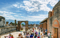 Azi vom efectua o excursie inclusa la Pompei, conservat pentru posteritate de eruptia din anul 79 d.Hr, cand cladirile si o parte din locuitorii sai au fost ingropati sub un munte de cenusa si materii vulcanice.