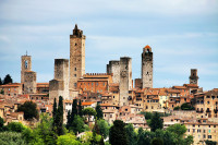 Ne incepem calatoria spre San Gimignano, un pitoresc oras medieval cunoscut, de asemenea, si sub denumirea de „Orasul Turnurilor Frumoase”.
