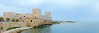 intalnim si puternicele fortificatii de  secol XIII ale Castello Svevo, fortareata maritima a aceluiasi Frederic al  II-lea ce se afla langa incantatorul port la marea Adriatica.
