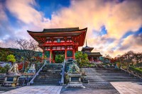 Apoi, ajungem la Templul Kiyomizu-dera (Templul Apei Pure), a carui sala principala ce adaposteste statuia zeitatii Kannon se afla pe o stanca abrupta a Muntelui Otowa.