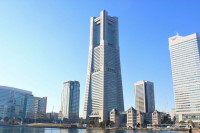 observam cele doua simboluri ale orasului: Yokohama Landmark Tower