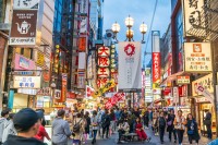 Plecam spre Osaka, unde vizitam cartierul Dotonbori, un loc plin de culoare, faimos pentru viata de noapte si pentru restaurantele sale cu preparate locale delicioase precum okonomiyaki sau takoyaki.