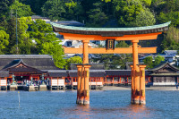 Vizitam Insula Miyajima–unul dintre cele 3 locuri desemnate prin traditie ca avand cele mai frumoase peisaje din Japonia. Miyajima inseamna “insula altarului” datorita locului, considerat sacru de aproape 1.500 ani.