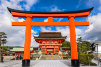 Ne indreptam catre altarul Fushimi Inari Shrine faimos datorita miilor de porti “Torii”. Privelistea miilor de porti  iti taie rasuflarea