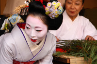 pentru ca suntem in Kyoto, turul de astazi se incheie cu vizitarea Districtului Gion–Districtul Gheiselor, unde Maiko–“papusi” aratoase cu fete vopsite in alb–se plimba pe sandale inalte