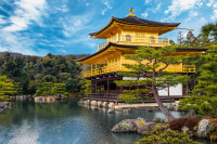 In continuare vom vizita Templul Kinkakuji cunoscut si sub denumirea de Pavilionul de Aur. Privelistea cu templul de aur oglindindu-se in iazul din fata sa, mai ales atunci cand copacii din jurul lui au culorile toamnei, este una dintre cele mai frumoase