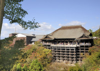 Cu cei peste 1.000 de ani de istoriei ai sai, Kyoto constitue centrul Japoniei in ceea ce priveste cultura traditionala. Pentru inceput vom vizita Templul Kiyomizu. Construit in anul 798, templul este dedicat zeitatii budiste cu 11 fete Kannon.