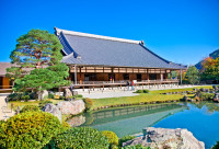 Intalnire cu ghidul local pentru a continua vizitarea minunatului oras Kyoto. Vom incepe cu vizitarea  templului Tenryu-ji (Templul Dragonului Ceresc). Lacasul a fost construit in 1339 de primul shogun Ashikaga Takauji pt a-l comemora pe imparatul Godaigo