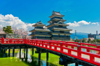 Matsumoto era un oras asezat in jurul Castelului Matsumoto pe care il vizitam astazi cu ghidul local. Castelul face parte din colectia celor patru castele desemnate “Comorile Nationale ale Japoniei”.