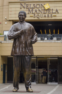Ultima vizita va fi la Piata Nelson Mandela. Transfer la hotel si timp liber la dispozitie.