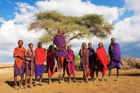 Dupa-amiaza vizita la un autentic sat de Maasai prilej de a afla modul de viata traditional al acestora si de fotografii memorabile.