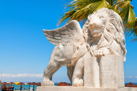 Larnaca Promenada Foinikoudes statuia leului cu aripi