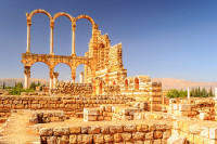 La final vizita orasul Anjar, fondat de Califul Walid I la inceputul secolului 8. Ruinele dezvaluie un aspect foarte regulat, care aminteste de vechile orase-palate si reprezinta o marturie unica pentru planificarea urbana  din vremea Califatului Omeiad.
