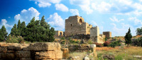 castelul cruciatilor construit in 1108, ruinele templului si amfiteatrului roman misterioasele morminte gebilitice si vechile souk-uri cu diversitatea de marfuri. 
