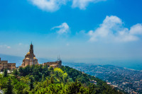 unde ne intampina unul dintre cele mai frumoase monumente ale lumii, statuia cu numele „Doamna Libanului”, sau „Notre Dame du Liban”, ce domina peisajul de pe piedestalul sau de la 650 metri altitudine. 