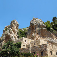Plecam spre nord si vom poposi la Becharreh. Vom vizita muzeul lui Khalil Gibran, mare poet, filozof si pictor, autor al \"Profetului\". 