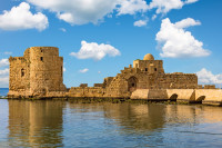Castelul de la Mare, construit de cruciati langa port, muzeul traditional al sapunului, marea moschee (construita pe locul fostei biserici a cruciatilor) souk-ul si vechiul Khan El Franj ”caravanseraiul francezilor”. 