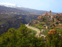 Timp liber pentru pranz si continuam cu frumoasa vale sfanta Qadisha, inclusa in Patrimoniul Mondial UNESCO, ce ne invaluie cu atmosfera mistica si decorul verde al acestui spatiu de vietuire al primilor crestini din Orient