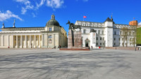 Piata Catedralei cu Palatul Renascentist al Marilor Duci si Catedrala Sf. Stanislavs si altele.